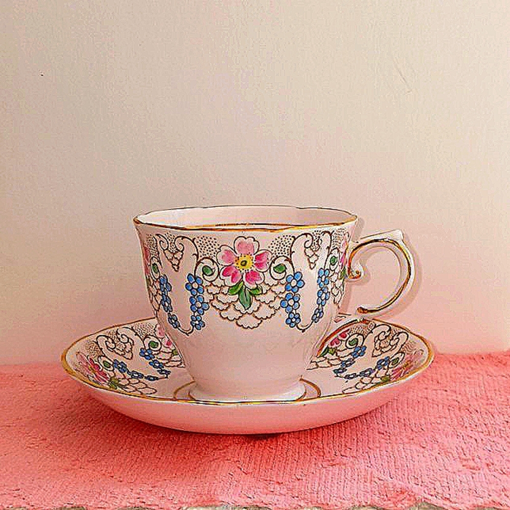 TUSCAN FINE BONE CHINA VINTAGE TEACUP AND SAUCER IN MINT CONDITION * NEVER USED